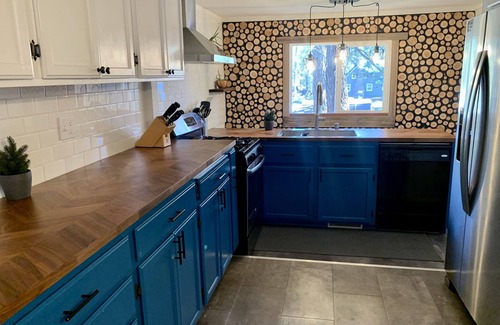 Truckee Cabin | Multi-Generation retreat! Pet friendly w/fenced yard. 5 min to lake & trails.
