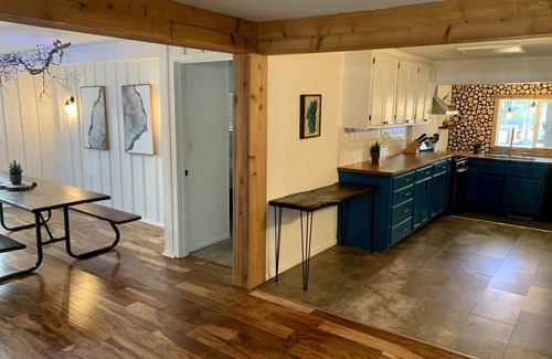 Truckee Cabin | Multi-Generation retreat! Pet friendly w/fenced yard. 5 min to lake & trails.