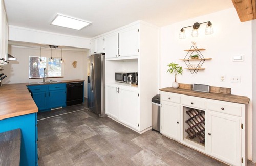 Truckee Cabin | Multi-Generation retreat! Pet friendly w/fenced yard. 5 min to lake & trails.