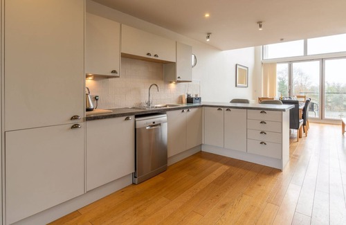 Cirencester Cottage | Muntjac Lodge, Cotswold Water Park, sleeps 10 guests in 5 bedrooms