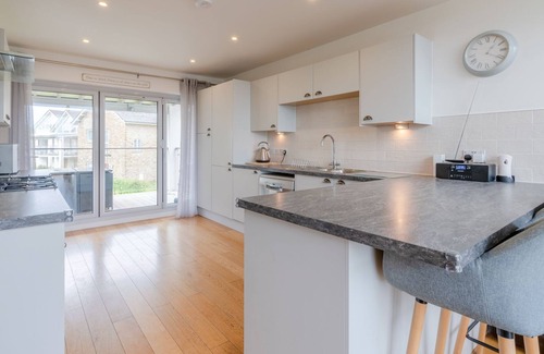 Cirencester Cottage | Muntjac Lodge, Cotswold Water Park, sleeps 10 guests in 5 bedrooms