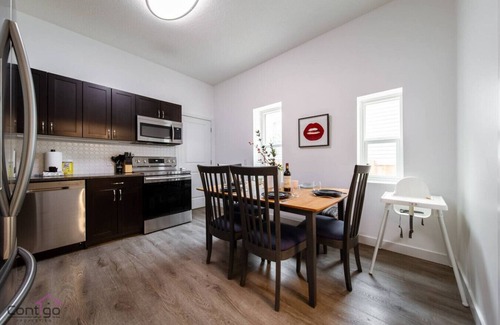 North Central Edmonton Apartment | Muse House | Walk to Stadium | 5 min Rogers and DT