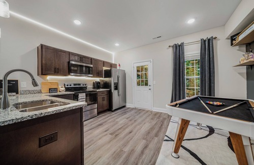 Clarksville House | Music City Getaway! 7 Beds, Pool Table, Fireplace, Patio With Grill, AND MORE!