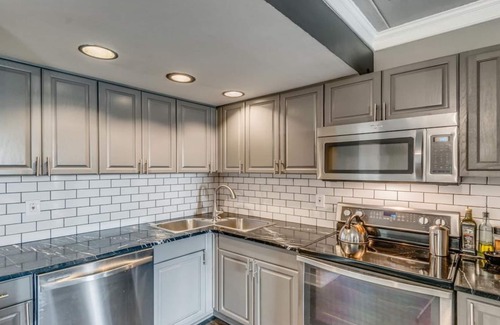 Nashville Condo | Music Row Condo -Guitar Shaped Pool
