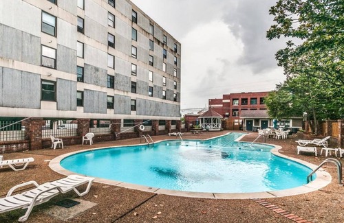 Nashville Condo | Music Row Condo -Guitar Shaped Pool