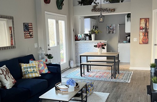 River Glen House | Music theme cutie, in Hip Donelson, 5 min. from world famous Grand Ole Opry.