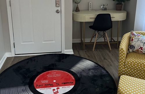 River Glen House | Music theme cutie, in Hip Donelson, 5 min. from world famous Grand Ole Opry.