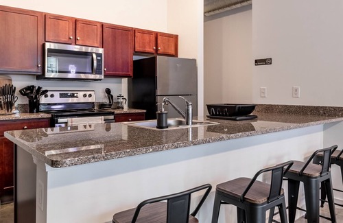 Downtown Memphis Apartment | *Musician's KING SUITE downtown with POOL & GYM*