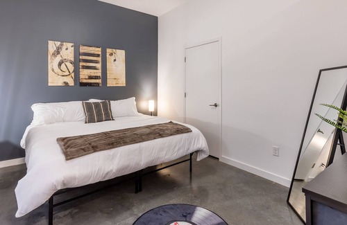Downtown Memphis Apartment | *Musician's KING SUITE downtown with POOL & GYM*