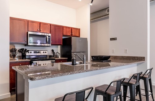 Downtown Memphis Apartment | Musician's KING SUITE downtown with POOL & GYM