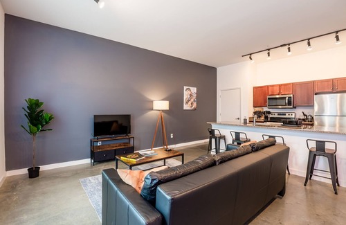 Downtown Memphis Apartment | Musician's KING SUITE downtown with POOL & GYM