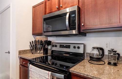 Downtown Memphis Apartment | Musician's KING SUITE downtown with POOL & GYM