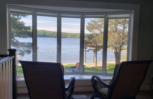 Utterson House | Muskoka Lakehouse Retreat - Family Friendly with Sandy Beach on Three Mile Lake