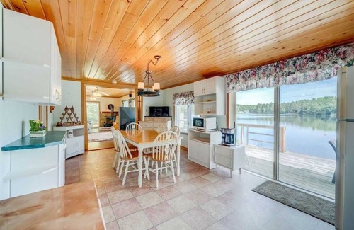 Seguin Cottage | Muskoka Waterfront Cottage-Starlink-Sandy Beach