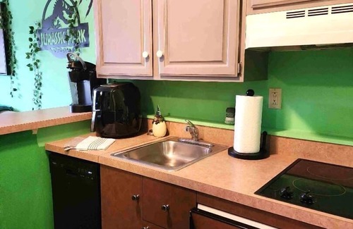 Hancock Apartment | Must See Jurassic Jiminy Suite Country Inn - Sleeps 4 Ski On/Off Mountain