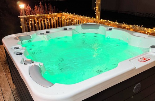 Rutland House | Muwu in Killington Area with Jacuzzi