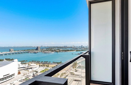 Downtown Miami Apartment | MVR - 41st Floor Studio with Stunning Ocean Views