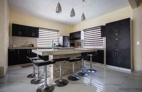 Atlatlahucan House | New Family-Friendly Poolside Escape