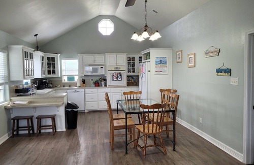 Crystal Beach House | "My Crystal Beach House" -Updates - 2024, WiFi, Pet Friendly, Close to Beach!