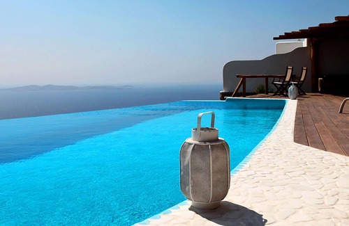 Alyki Villa | My Rental Homes - Queen Villa with pool area furnished with sunbeds and sea view