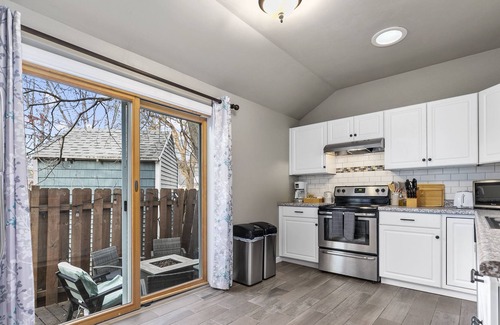 Appleton House | Mysa Home 2- 3bd/2ba downtown Appleton w/firepit