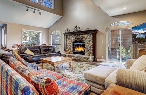 Lower Kingsbury Condo | Mystic Pine -30+ day rental