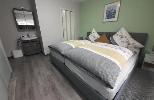 Quiddelbach House | Nähe Nürburgring in Quiddelbach, Gästezimmer mit Lounge