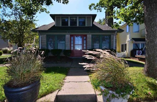 Syracuse House | n Lake Wawasee home directly on lake