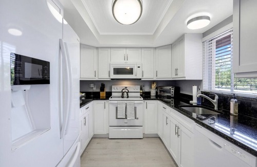 Naples Condo | n Minutes to world class beaches and Marco Island. 3 mi to 5th Ave