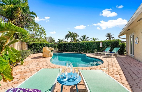 Deerfield Beach House | Nadios.casa: Family Oasis w/Heated Pool/6min to beach/Sleeps 8 (2 king, 4 twin)
