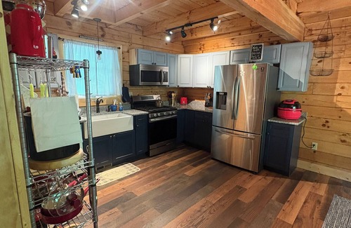 Bryson City Cabin | Nantahala Riverfront Paradise! Papa Bear Cabin + 2 Tiny Homes - Sleeps Up to 14!