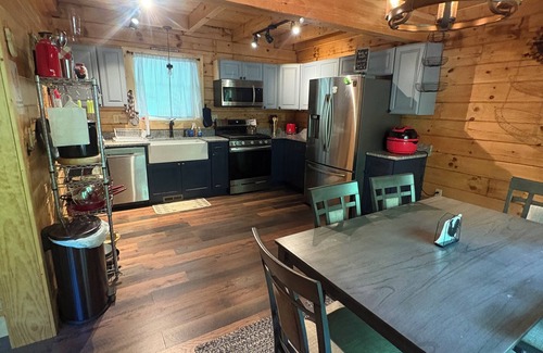 Bryson City Cabin | Nantahala Riverfront Paradise! Papa Bear Cabin + 2 Tiny Homes - Sleeps Up to 14!