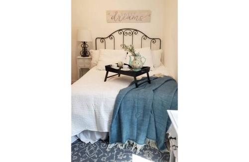 Angwin House | Napa Valley Farmhouse Cottage (pet friendly)