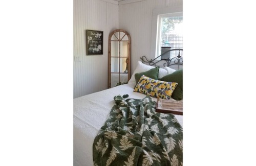 Angwin House | Napa Valley Farmhouse Cottage (pet friendly)