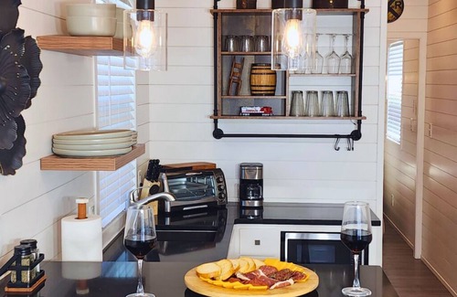 Fredericksburg Cottage | Napa Valley Station | Rooftop Patio | 1BR