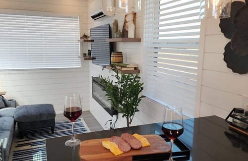 Fredericksburg Cottage | Napa Valley Station | Rooftop Patio | 1BR