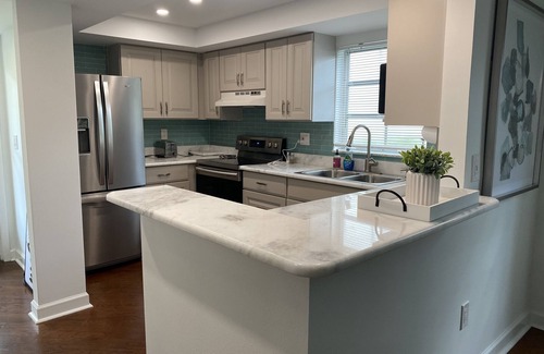 Central Naples Condo | Naples Charming Condo close to the Beach & Downtown