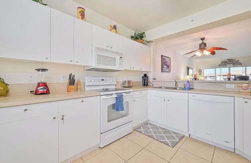 Naples Condo | Naples Lakefront Condo - Steps to community pool