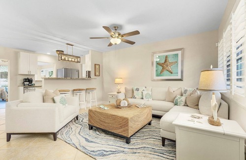 Central Naples House | Naples Oasis | SwimSpa, Tiki Bar, Games & Fire Pit