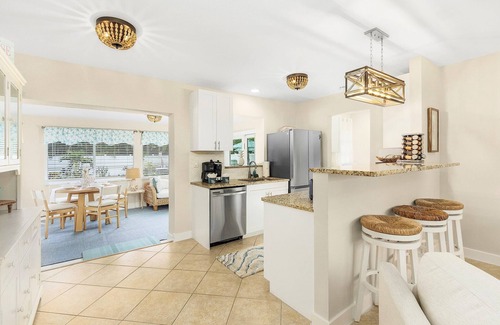 Central Naples House | Naples Oasis | SwimSpa, Tiki Bar, Games & Fire Pit