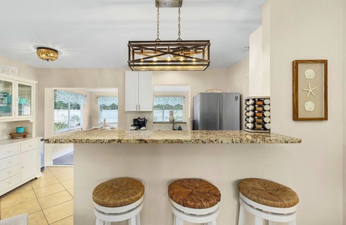 Central Naples House | Naples Oasis | SwimSpa, Tiki Bar, Games & Fire Pit