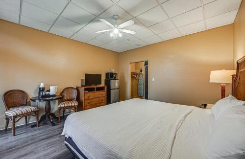 Naples Apartment | Naples Studio with 10K Islands Access and Marina View