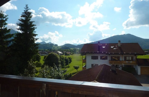 Inzell Apartment | Narzissen-Apartment für 4 Personen, 2 separate Schlafzimmer, Balkon, 65 m²