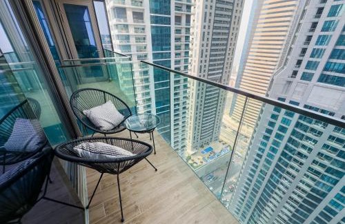 Dubai Marina Apartment | Naseem - Stylish 1BR Hotel Apartment Overlooking the Marina