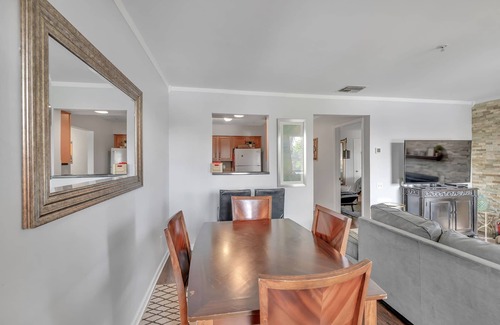 North Capitol Condo | 🎸Nash Jam Condo, 2bd/2 FULL bth, Sleep 6, Walk To Downtown, River View, Pool. n