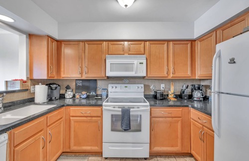 North Capitol Condo | 🎸Nash Jam Condo, 2bd/2 FULL bth, Sleep 6, Walk To Downtown, River View, Pool. n