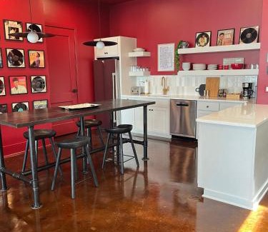 Downtown Nashville Apartment | Nashville Elvis Suite 4BR by Maddox Hotel