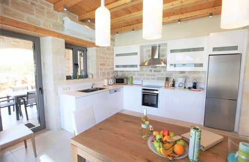 Atsipópoulon Villa | Natural stone - Villa Lemoni with stunning views, pool can be heated