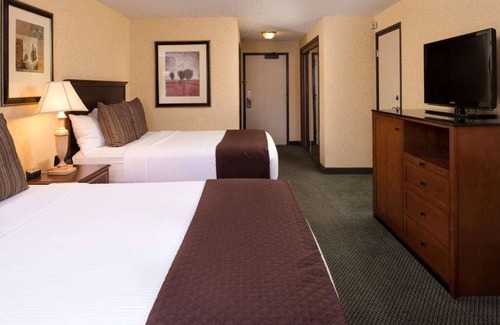 Port Angeles Resort | Nature Escape at Red Lion Hotel Port Angeles Harbor! Pool, Beach