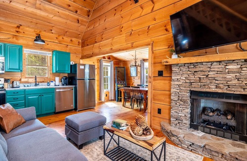 Townsend Cabin | Nature Lovers Escape: Hot Tub, Dog Friendly